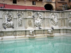 La fontaine Gaia de Jacopo della Quercia, Sienne, Toscane, Italie