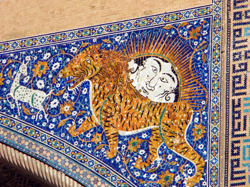DSCN6035-Détail du portail de la médersa Cher-Dor, un lion-tigre.