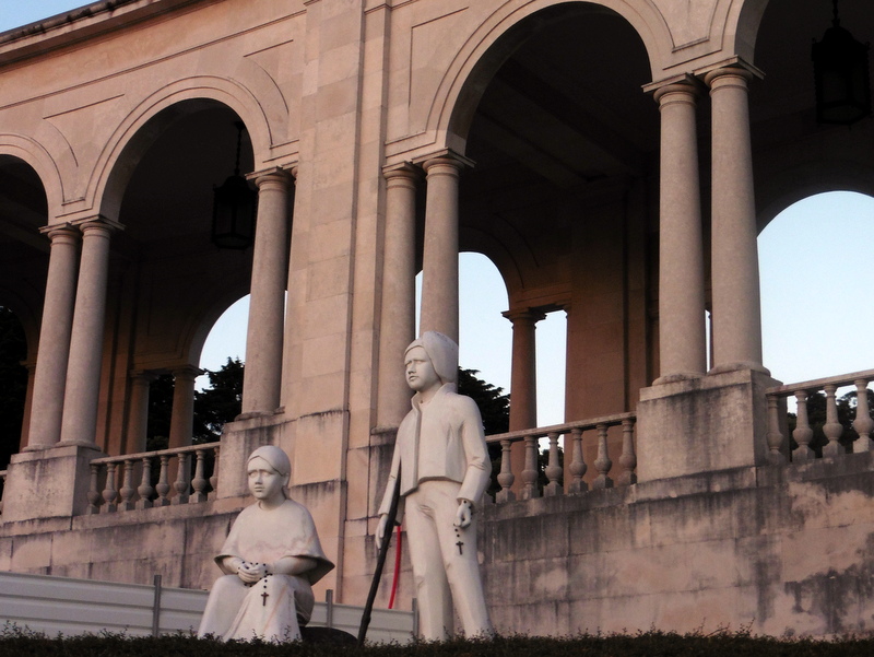 Statues de François et de Jacinte sur l'esplanade