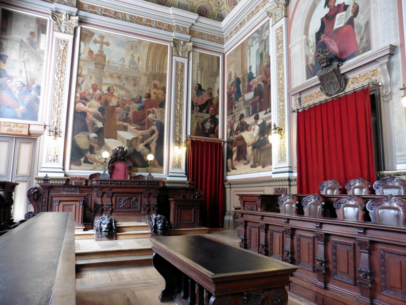La salle de l'ancien tribunal de commerce