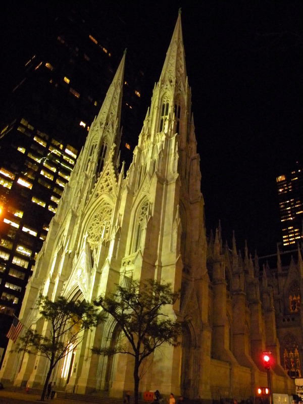 La cathédrale Saint-Patrick de nuit