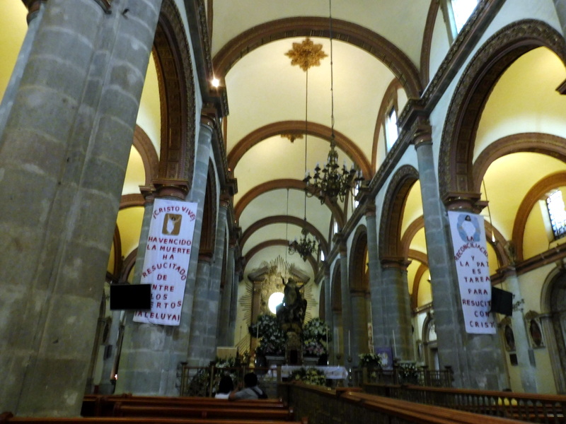 La cathédrale-La nef et l'autel