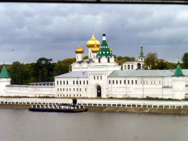 Le monastère Saint-Hypatius, vu de la Volga