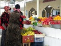 Clientes à l'étal du fruitier