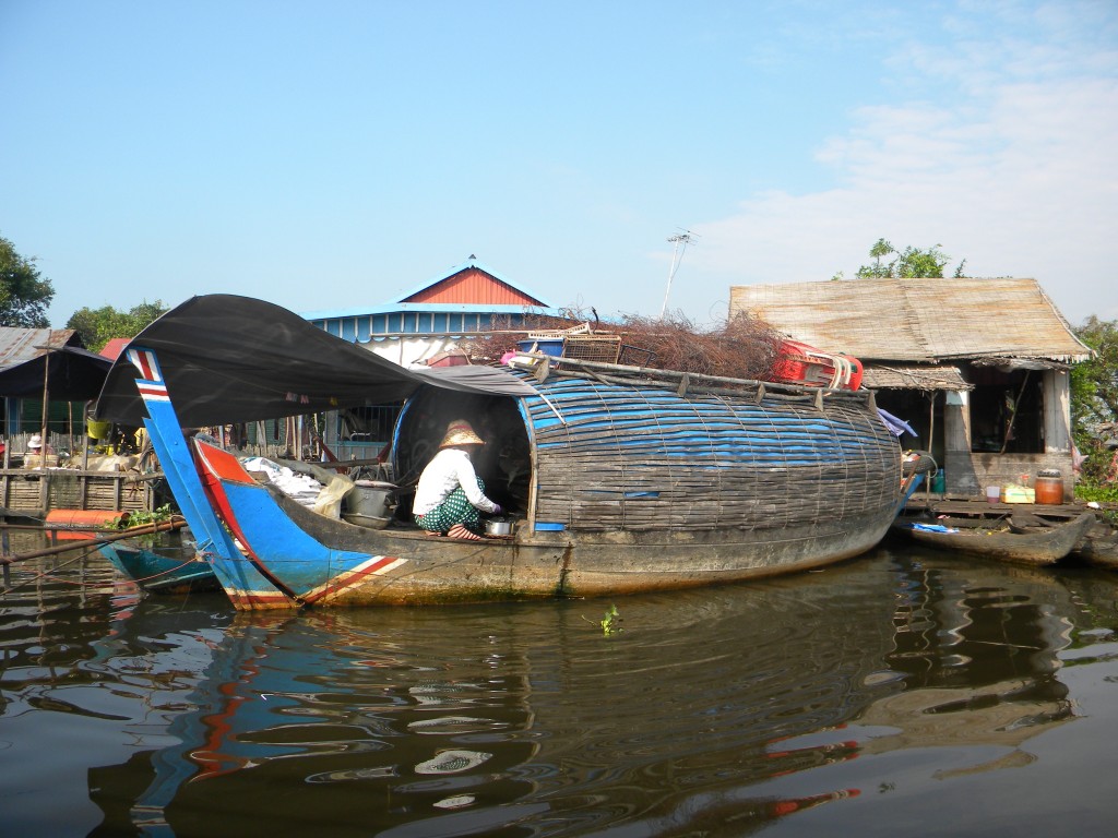 rivière Sangkaé, Tonlé Sap,  Battambang, Bouddha, stupas, Cambodge