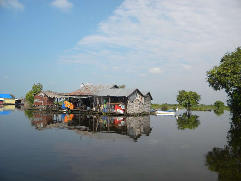 rivière Sangkaé, Tonlé Sap,  Battambang, Bouddha, stupas, Cambodge