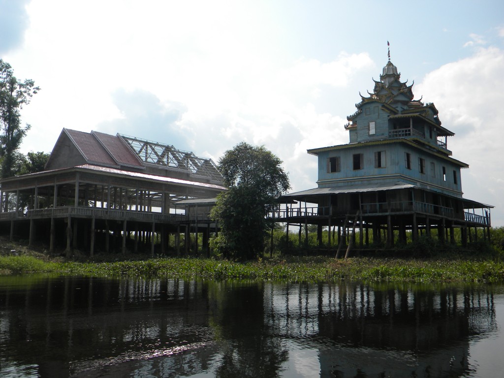 rivière Sangkaé, Tonlé Sap,  Battambang, Bouddha, stupas, Cambodge