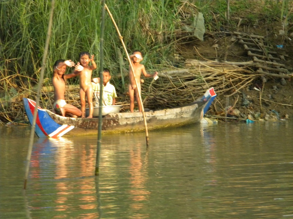 rivière Sangkaé, Tonlé Sap,  Battambang, Bouddha, stupas, Cambodge