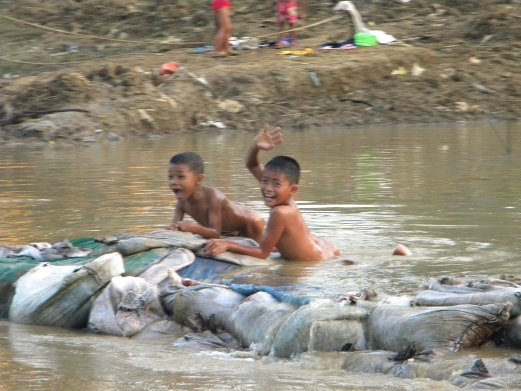 rivière Sangkaé, Tonlé Sap,  Battambang, Bouddha, stupas, Cambodge