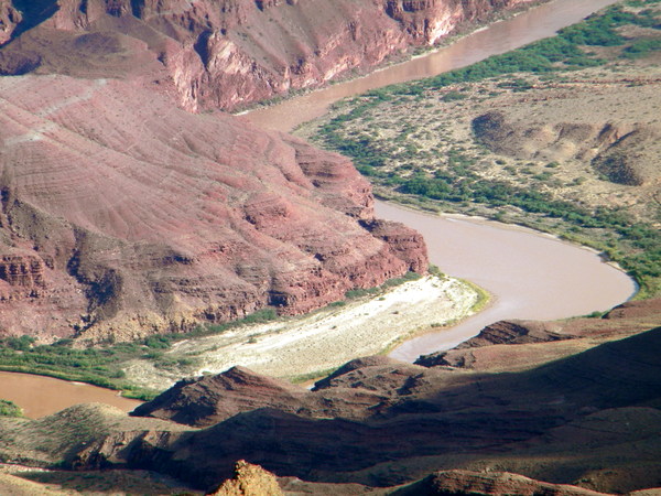 Le Colorado, au fond du Grand Canyon