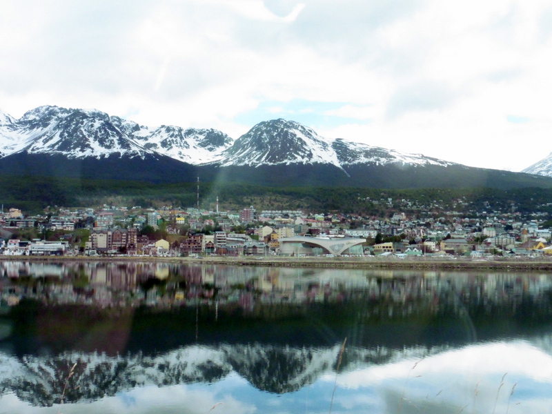 Reflet d'Ushuaia dans la baie