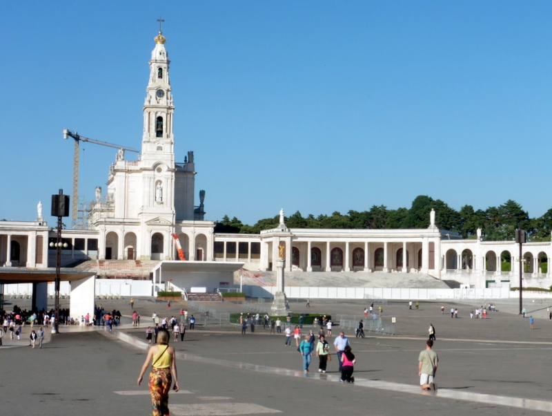 Pèlerins sur l'esplanade