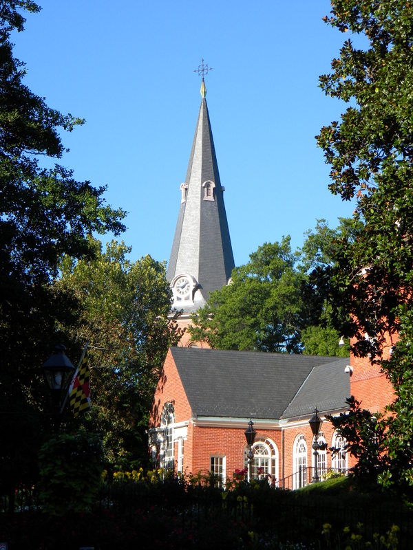 L'église Sainte Anne au milieu de verdure