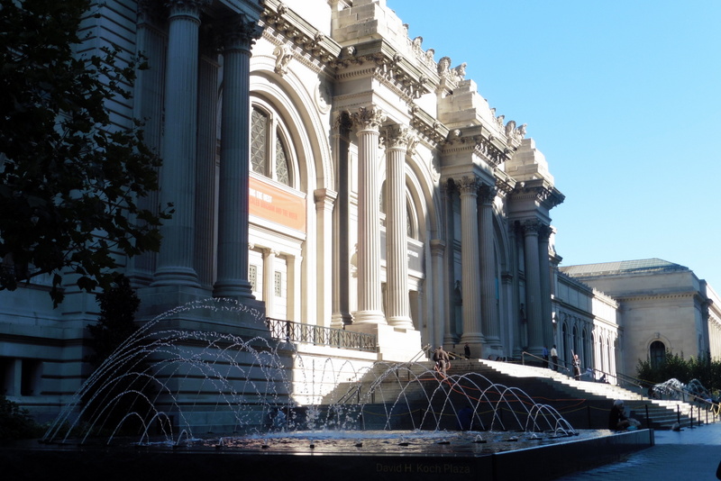 Devant le Metropolitan museum of art