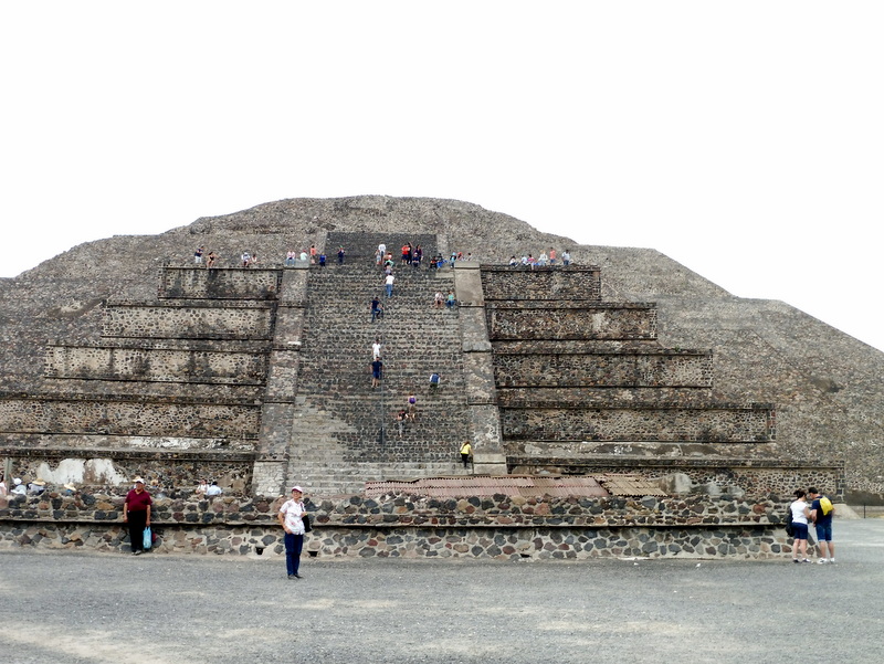 Escalade de la pyramide de la Lune