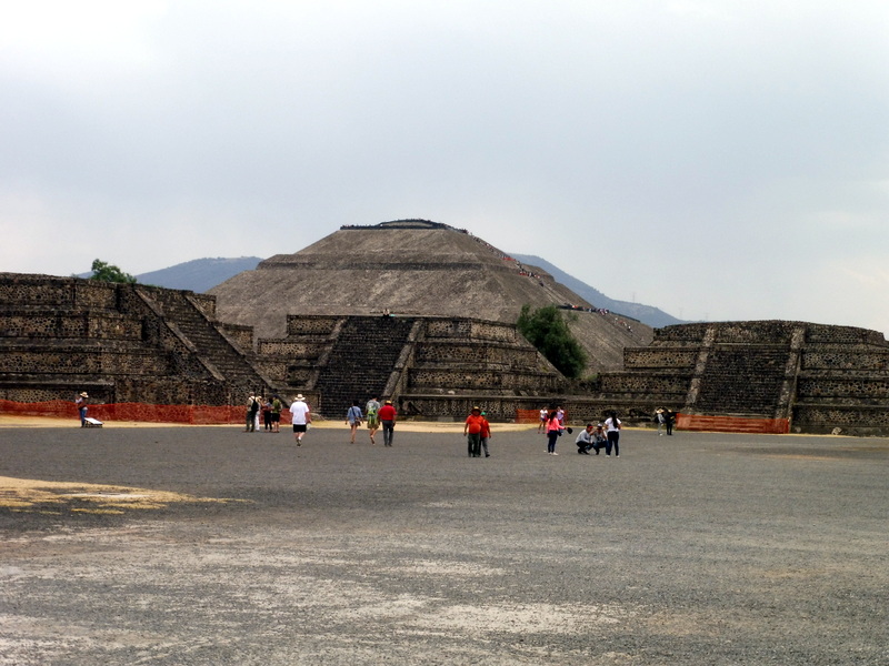 Édifices adossés à la pyramide de la Lune