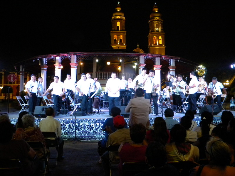 Le kiosque et ses musiciens