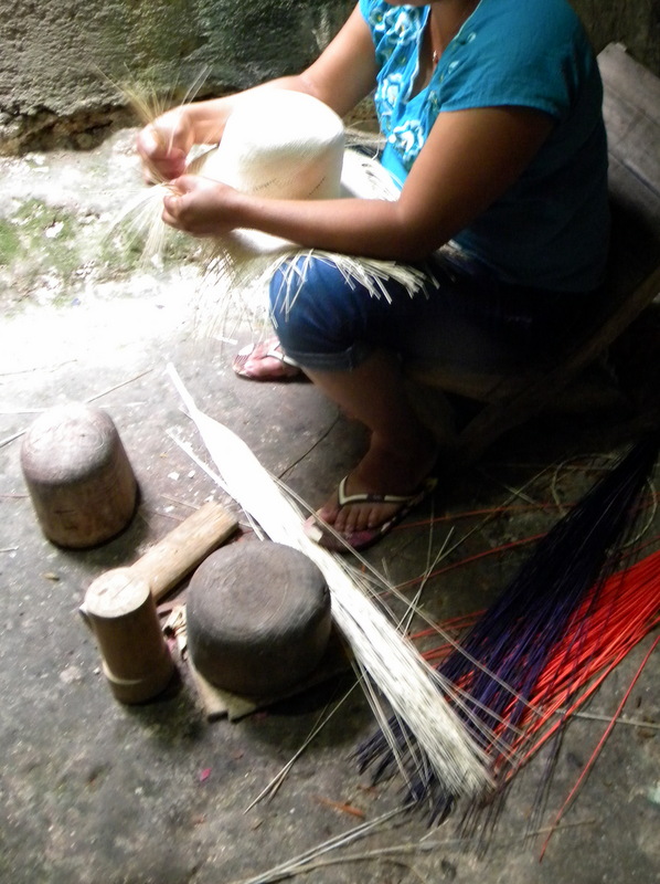 Tissage et formes à chapeaux