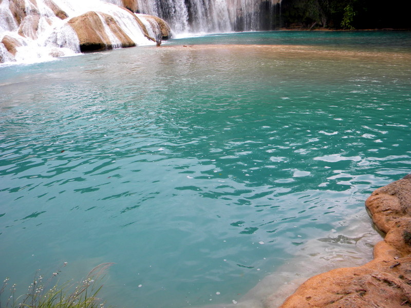 Bassin aux eaux turquoise