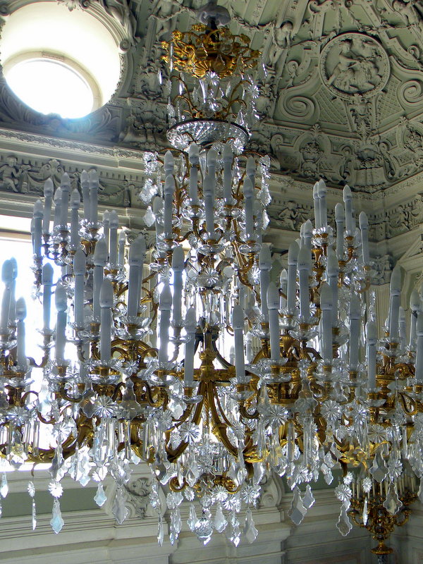 Le lustre en haut de l'escalier