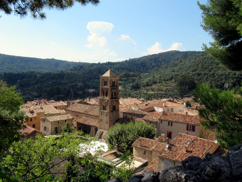 Moustiers-Sainte-Marie, le village vu depuis la chapelle Notre-Dame de Beauvoir