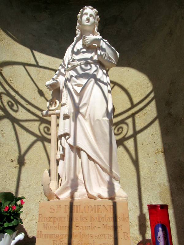 Moustiers-Sainte-Marie, Chapelle Notre-Dame de Beauvoir, oratoires dans la montée, Statue de sainte Philomène