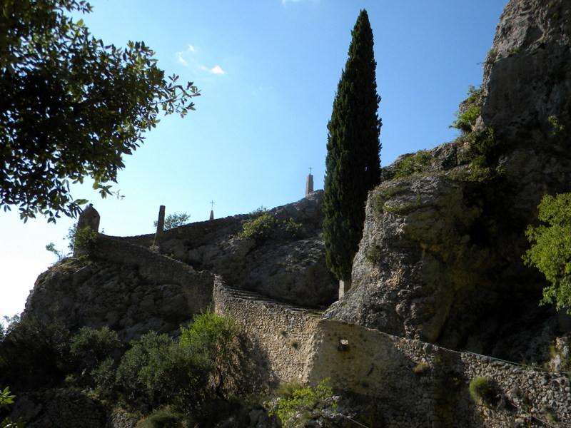 Moustiers-Sainte-Marie, Chemin en lacets vers Notre-Dame de Beauvoir