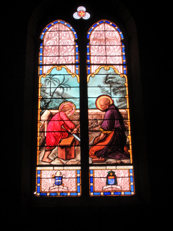 Moustiers, vitrail de l'église paroissiale