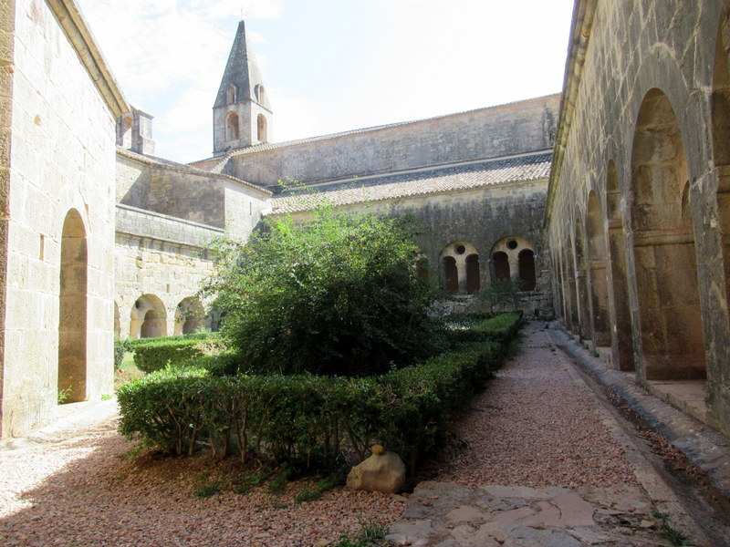 Abbaye du Thoronet, cour du cloître