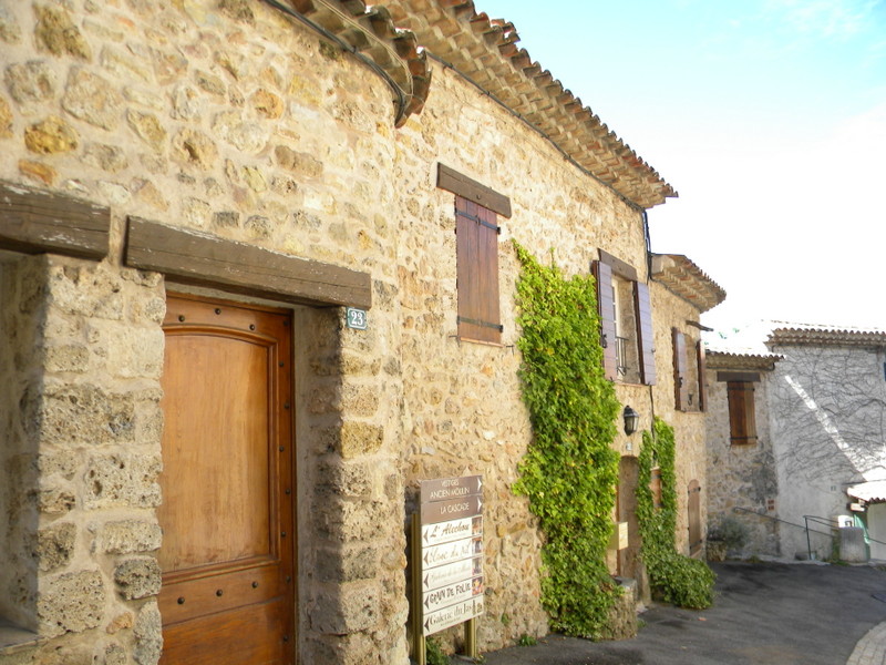 Tourtour, maison de pierre dorée