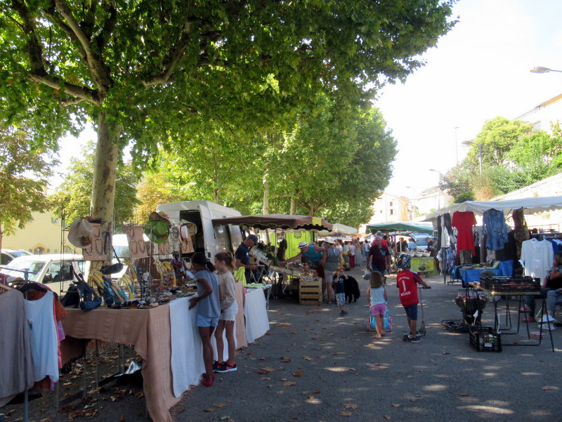 Valensole petit marché sous les platanes