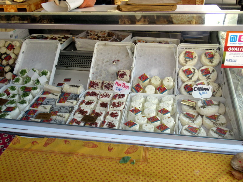 Valensole, petit marché, fromages de chèvre locaux