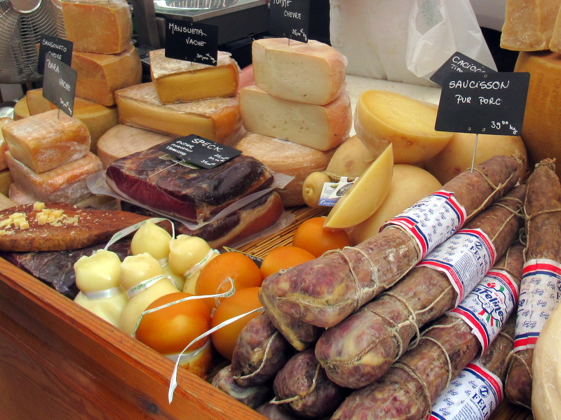 Marché de Forcalquier, fromages, charcuterie