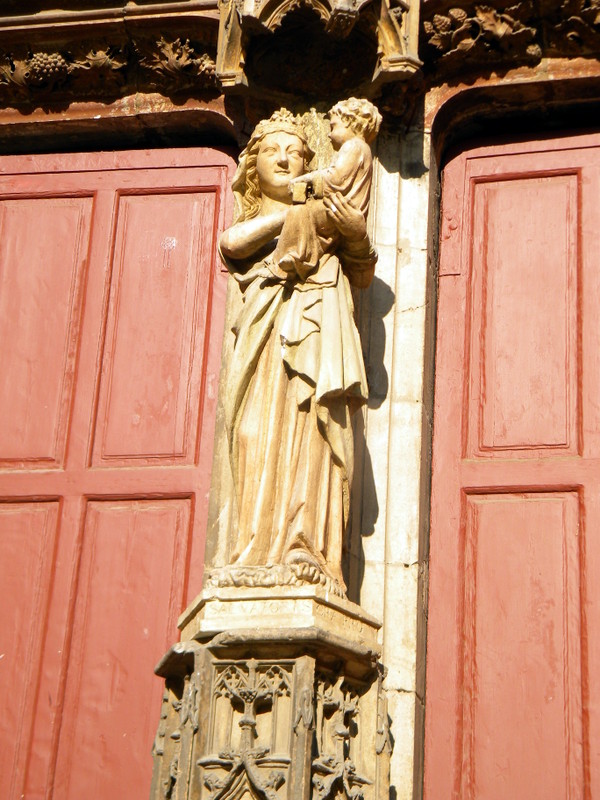 Aix-en-Provence, portail de la cathédrale, vierge au sourire