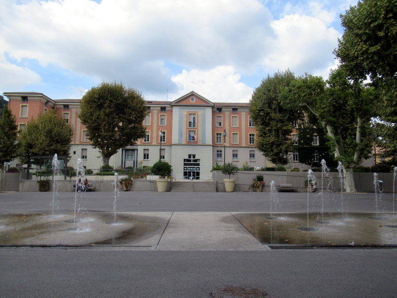 Digne, Place de l'Hôtel de Ville avec des jets d'eau