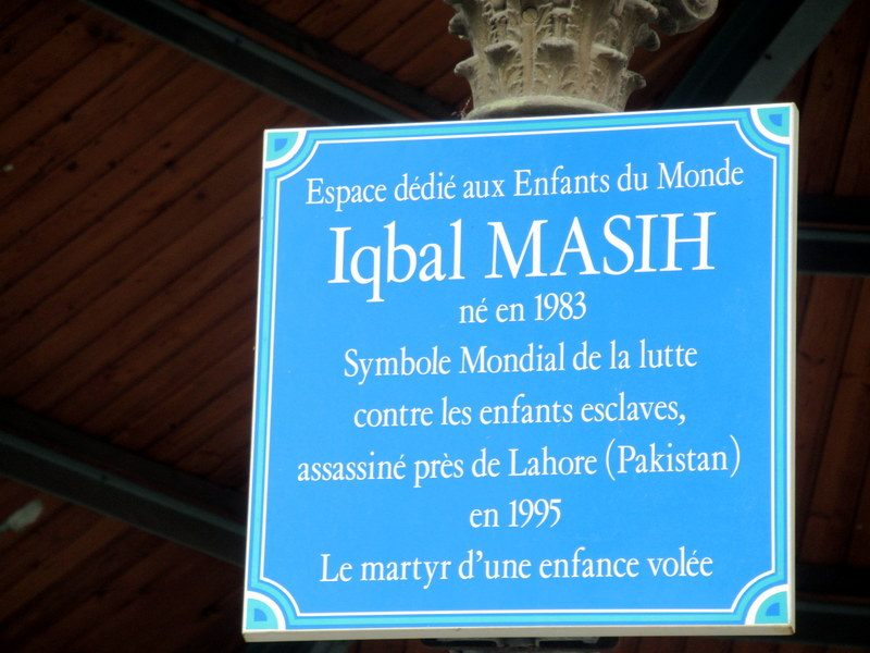 Digne, kiosque, plaque en mémoire d'Iqbal Masih