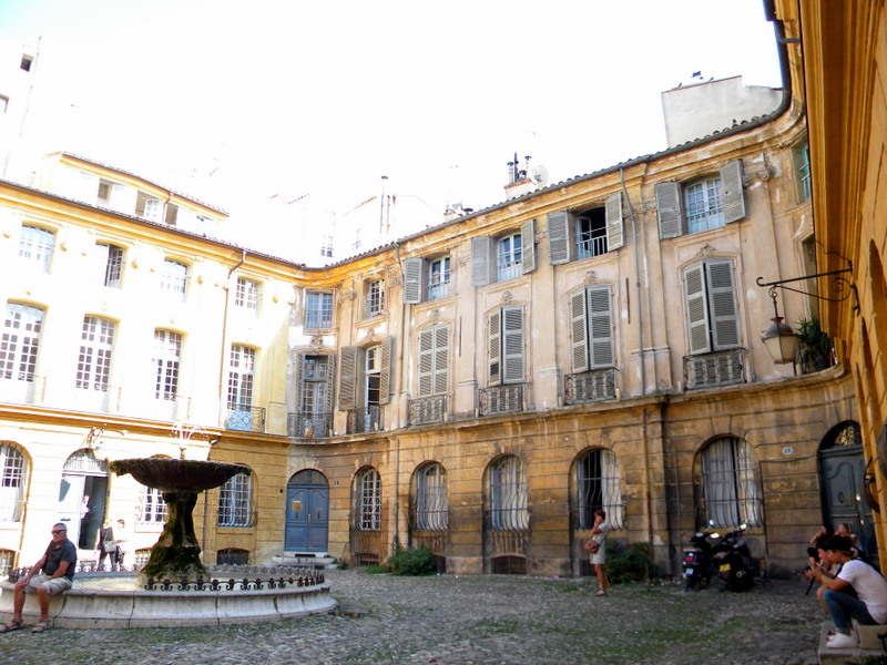 Aix-en-Provence, place d'Albertas