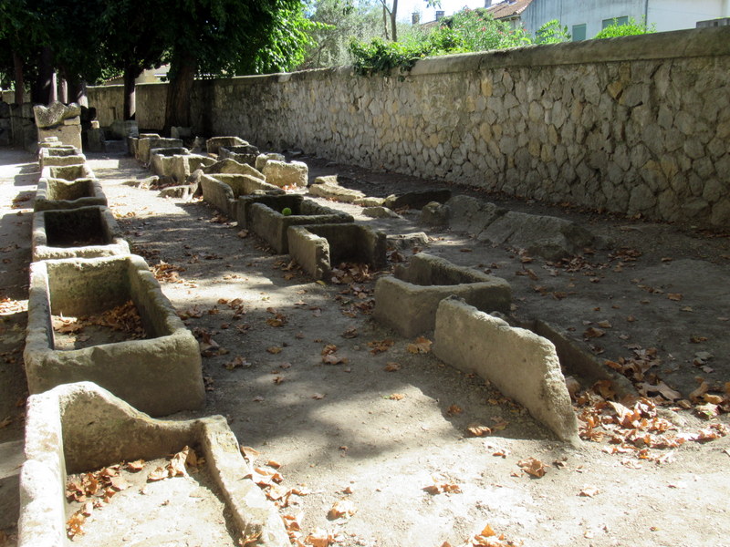 Arles, les Alyscamps, tombeaux