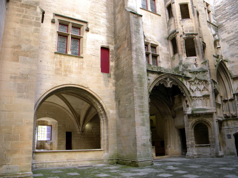 Tarascon, la cour d'honneur du château