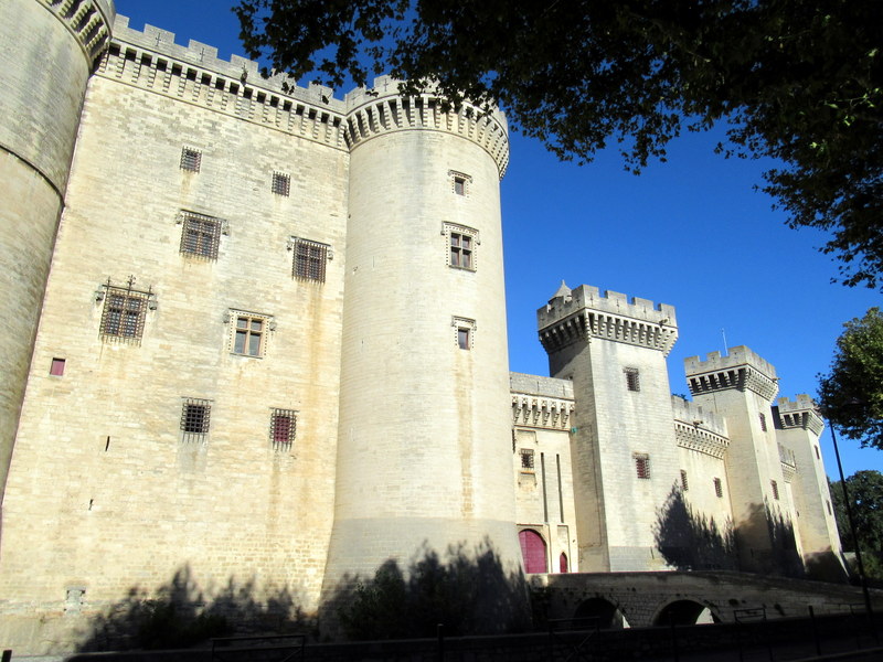 Château de Tarascon, tours et créneaux