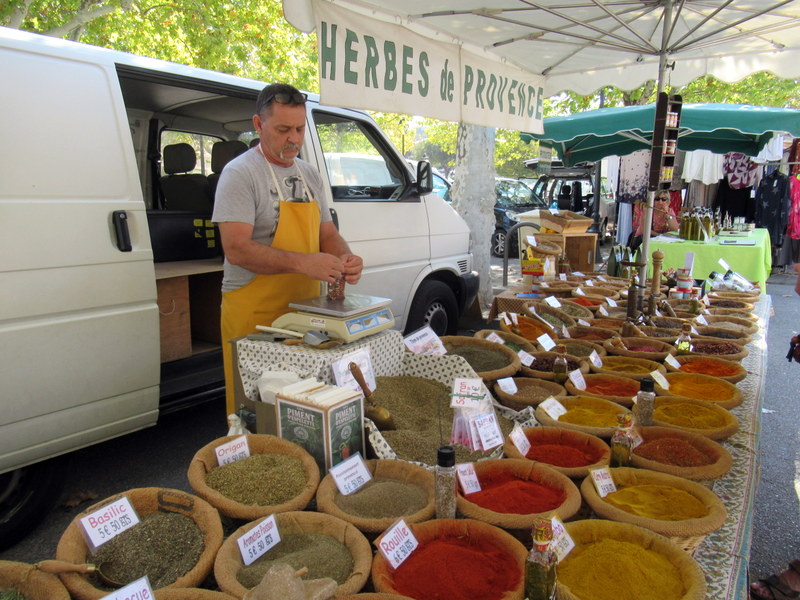Provence, marché de Fontvieille, étal d'herbes aromatiques et d'épices