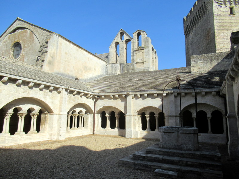 Provence, abbaye de Monmajour, la cour du cloitre