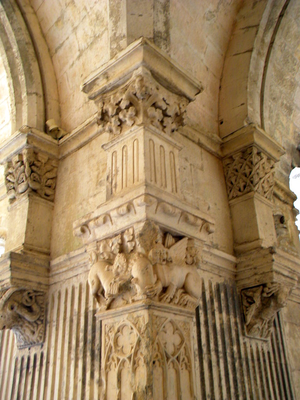 Provence, abbaye de Montmajour, cloître, sculpture sur un chapiteau