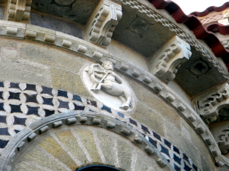 Issoire, abbatiale Saint-Austremoine, signes du zodiaque sur le chevet