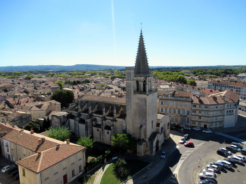 Tarascon, château, l'église Sainte-Marthe vue depuis les terrasses