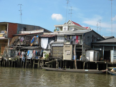 Maisons-sur-pilotis-sur-les-bords-du-Mékong-Vietnam.jpg