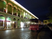 Le-bâtiment-à-arcades-de-la-maison-des-artisans.jpg